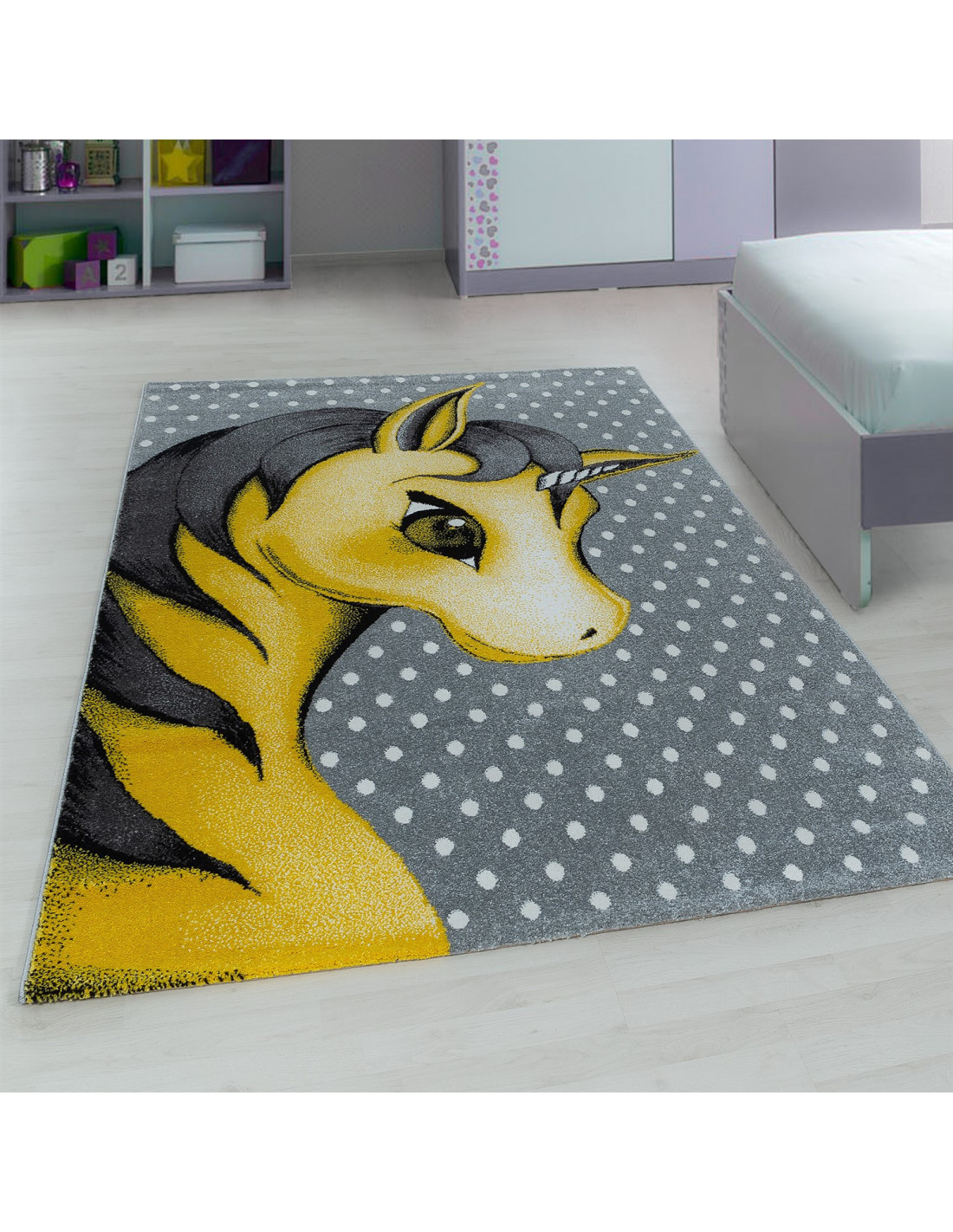 Children's room rug with unicorn yellow motifs